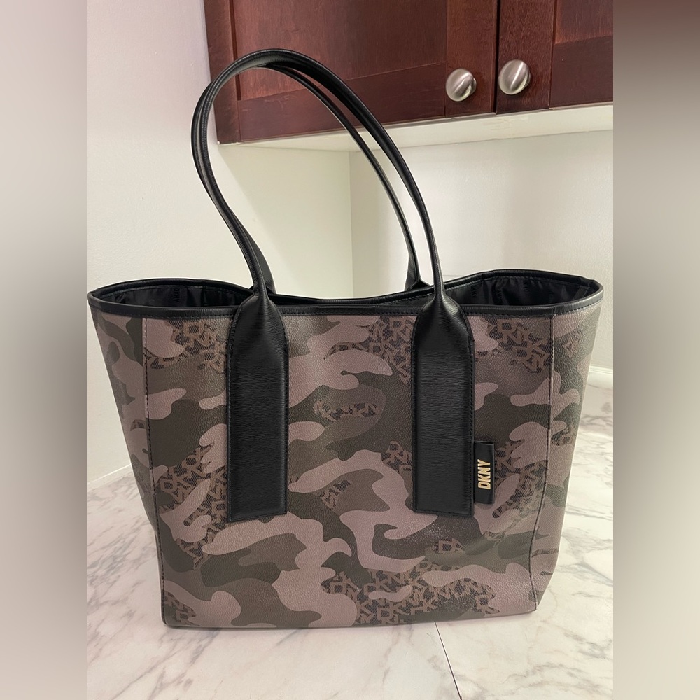 DKNY ARMY CAMO TOTE BAG